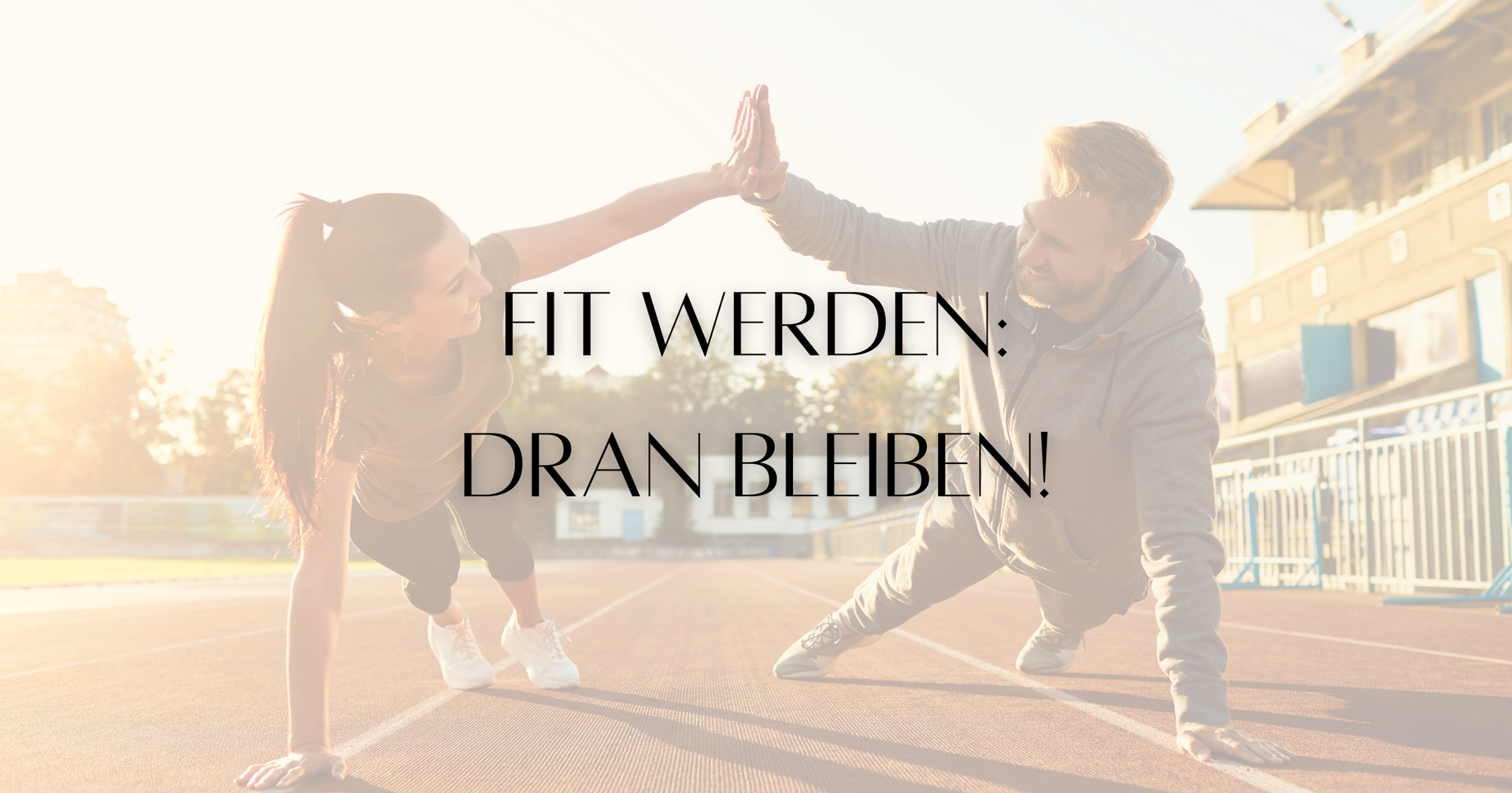 Hobby Sportler, die sich für Neujahrsvorsätze Fitness vorgenommen haben, geben sich ein High Five