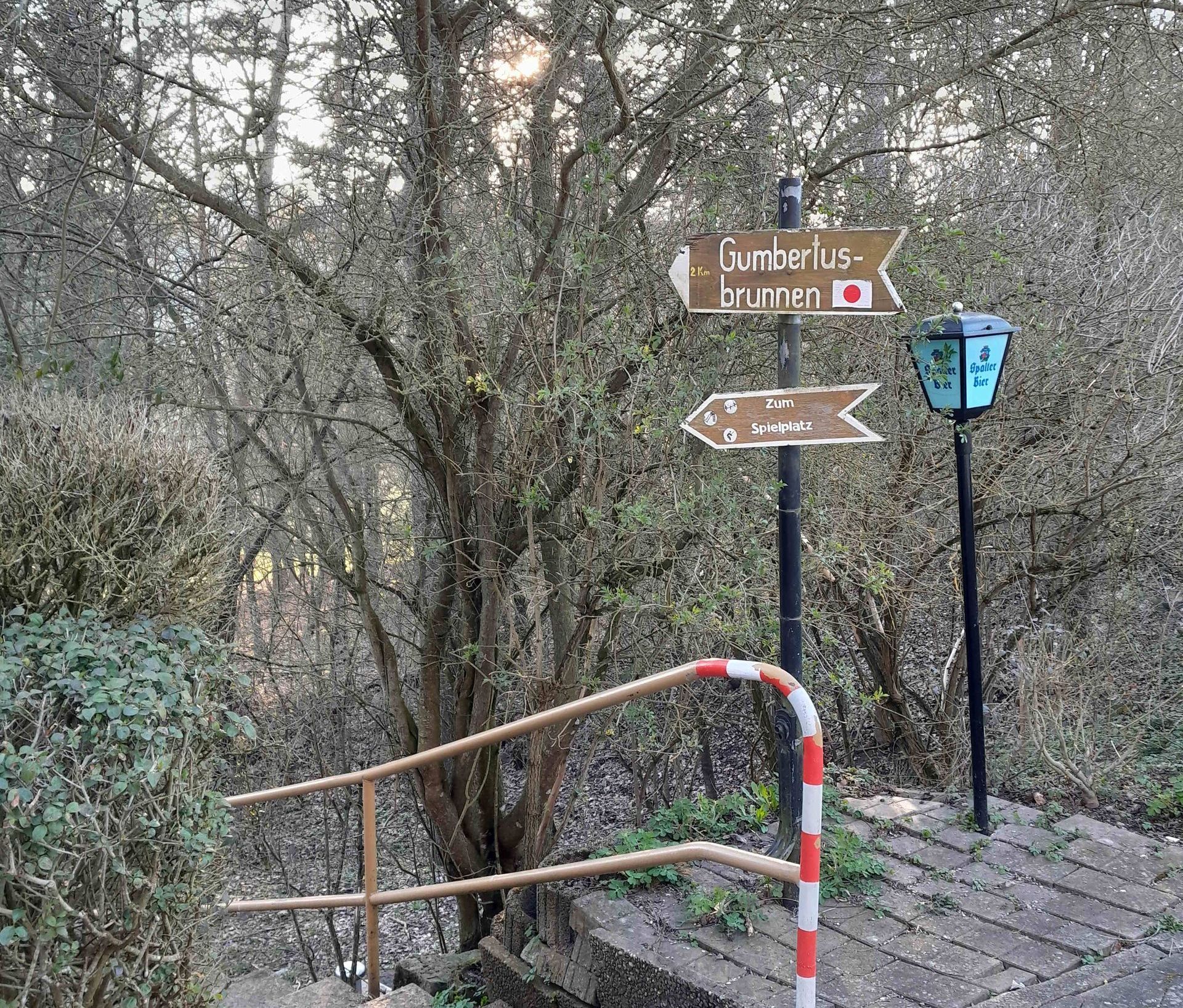 Wegweiser zum Gumbertusbrunnen