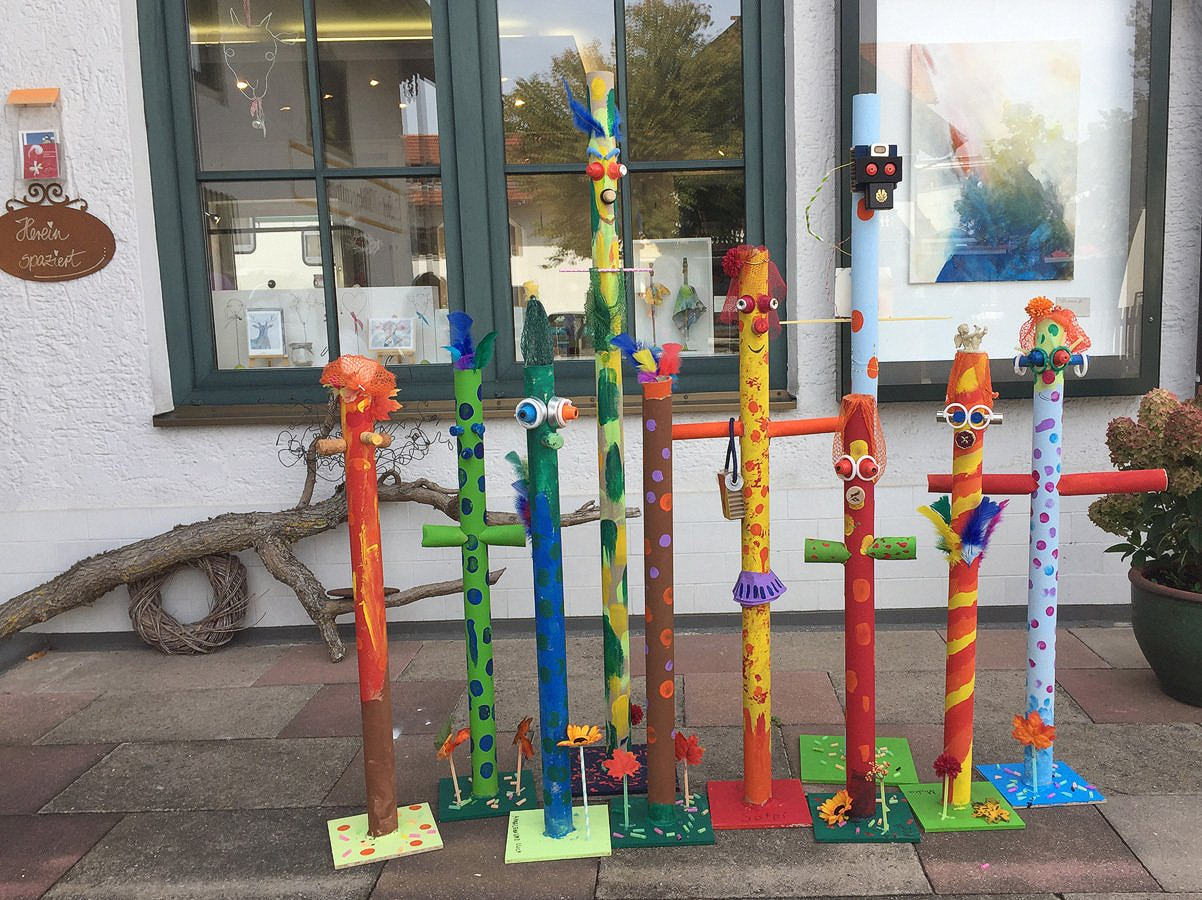 Kindergeburtstag mit Pappfiguren basteln Kreativer Kindergeburtstag mit Malen und Basteln, Kindergeburtstag Malen im Atelier Lihla in Holzkirchen bei München,