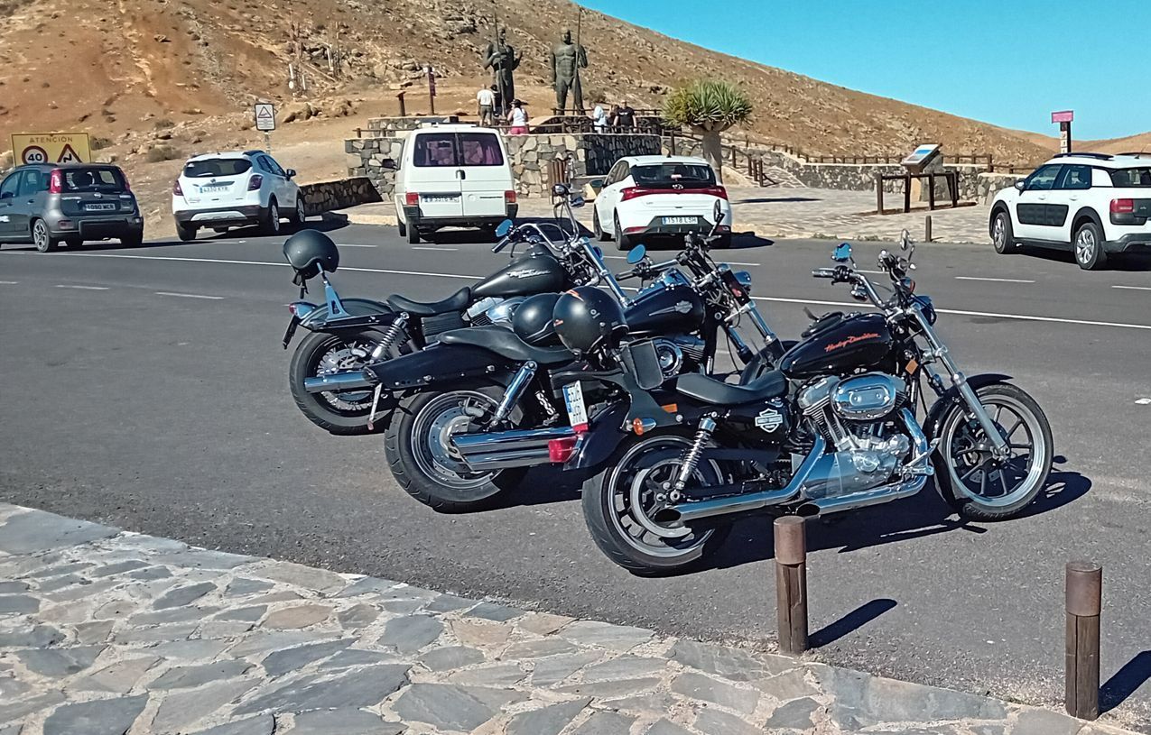 unsere Harleys auf Inselhopping Tour