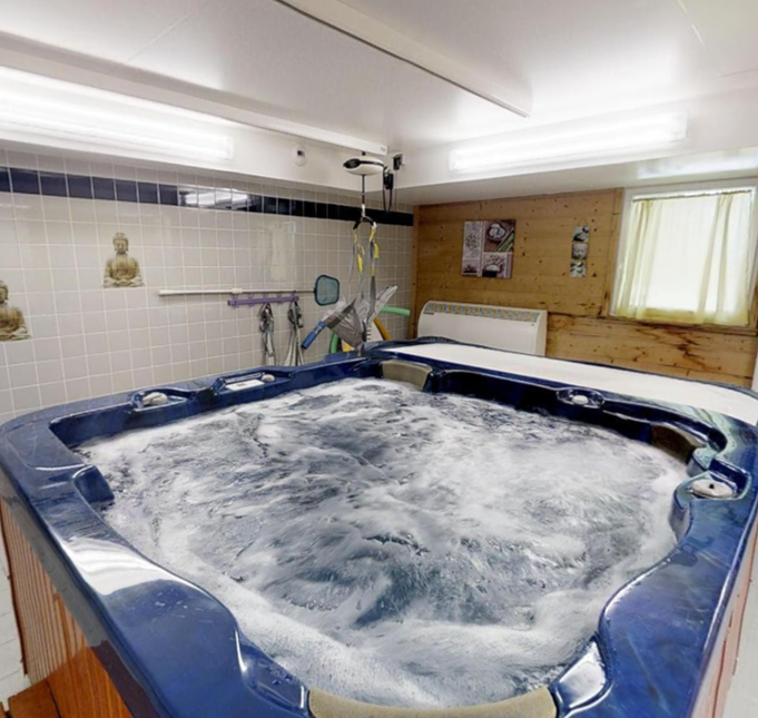 Jacuzzi adpaté Jacuzzi 4 places avec rail de mise à l'eau