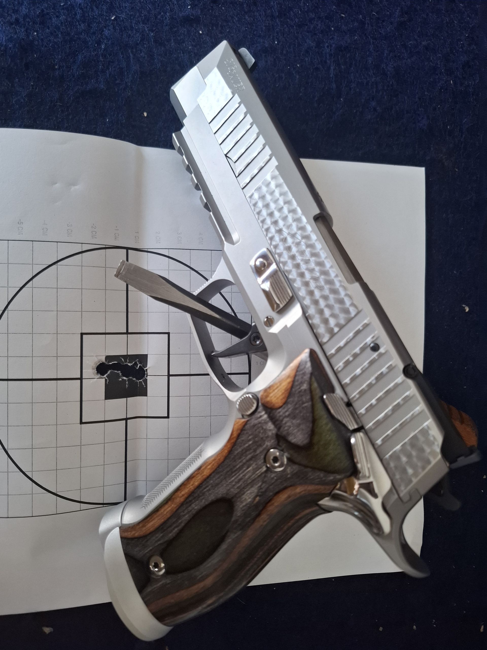 SIG Sauer X-Five Sondermodell: Sun Burst Limited Kal. .40S&W es gibt nur 60 Stück davon Preis 4799,00 € SIG Sauer X-Five Sondermodell: Sun Burst Limited Kal. .40S&W es gibt nur 60 Stück davon Preis 4799,00 €
