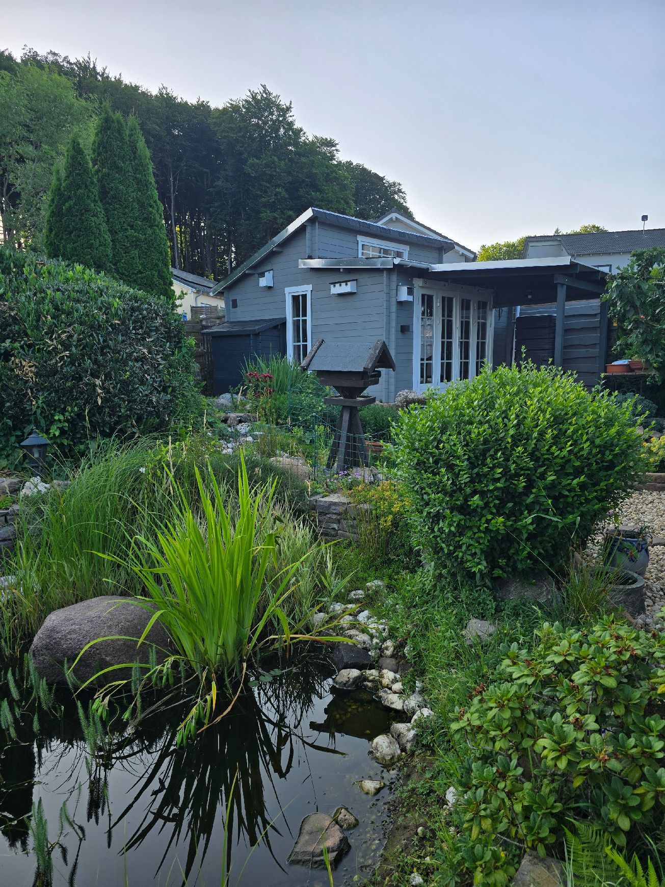 Holzhaus genutzt als natürliche Kräuter-Trockenkammer