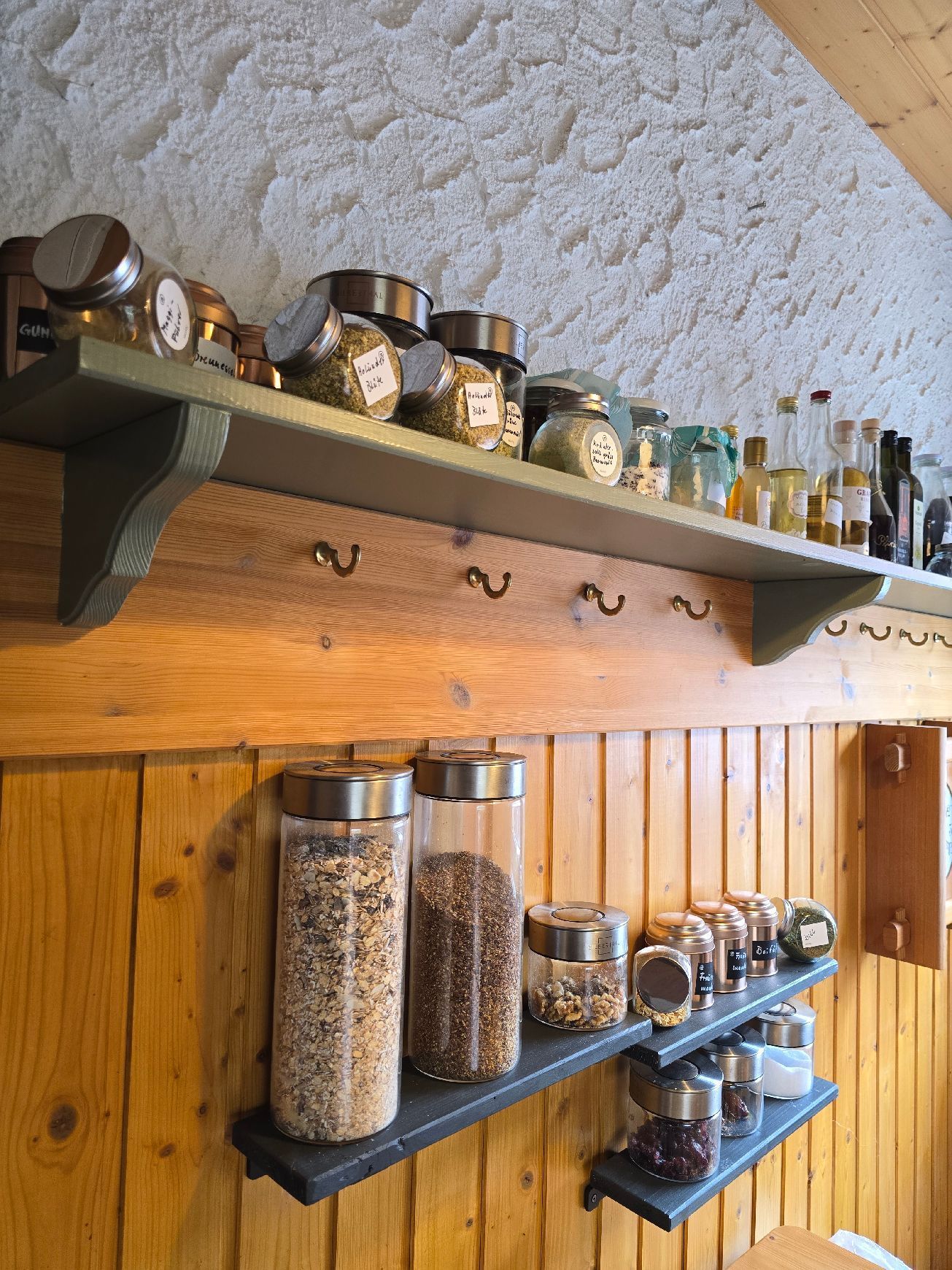 Holz-Regal in Küche mit selbst hergestellten Kräuter-Vorräten