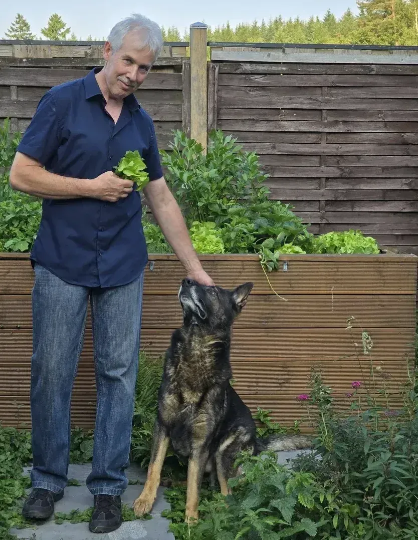 Dirk im Garten – Wildkräuter sammeln