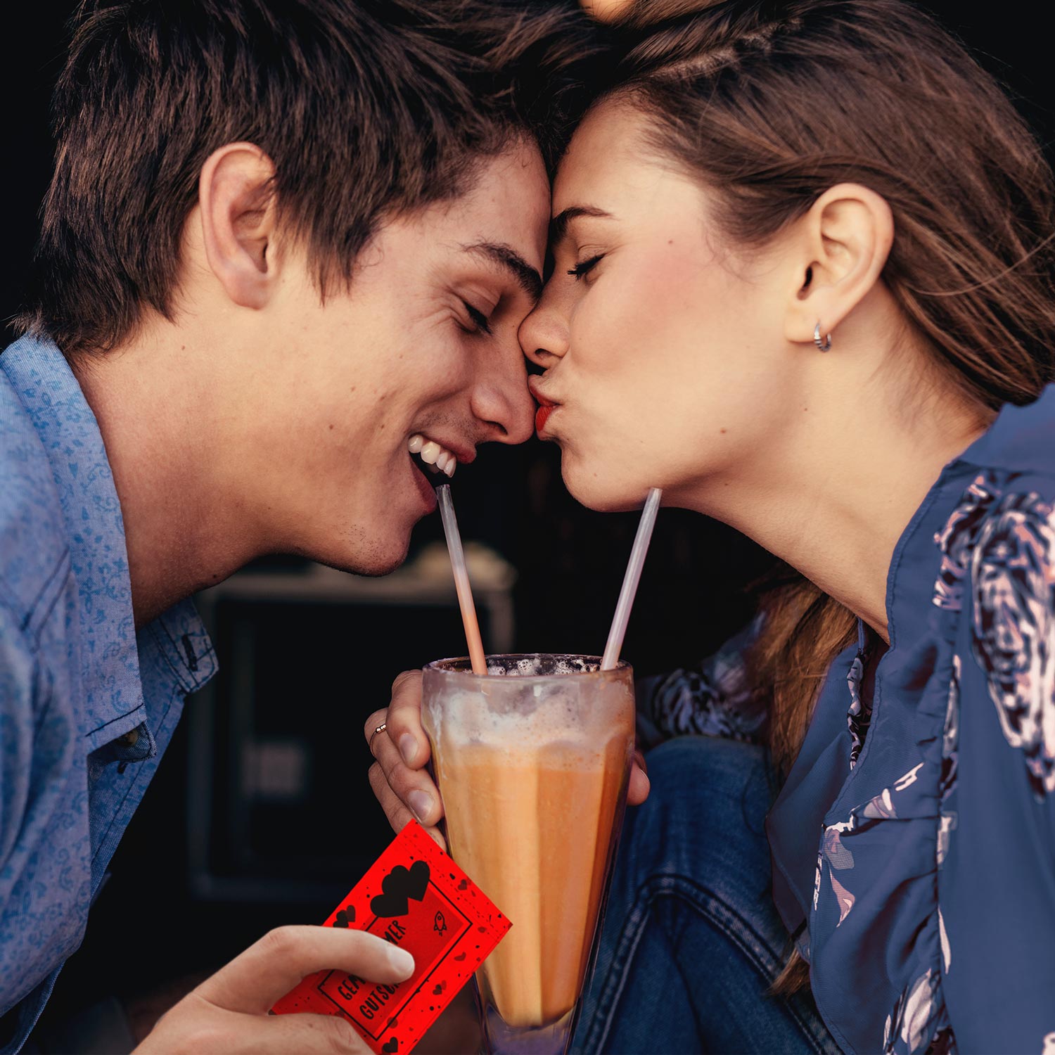 glückliches paar mit gutschein und los aus gutscheinbox für paare von herzmeister geschenkidee und geschenk zum valentinstag, geburtstag, weihnachten, jahrestag