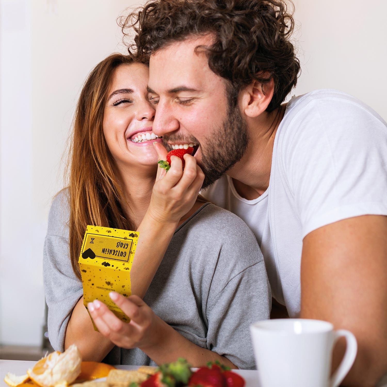 ehepaar mit gutschein aus gutscheinbox für paare von herzmeister los verwöhnen und überraschung