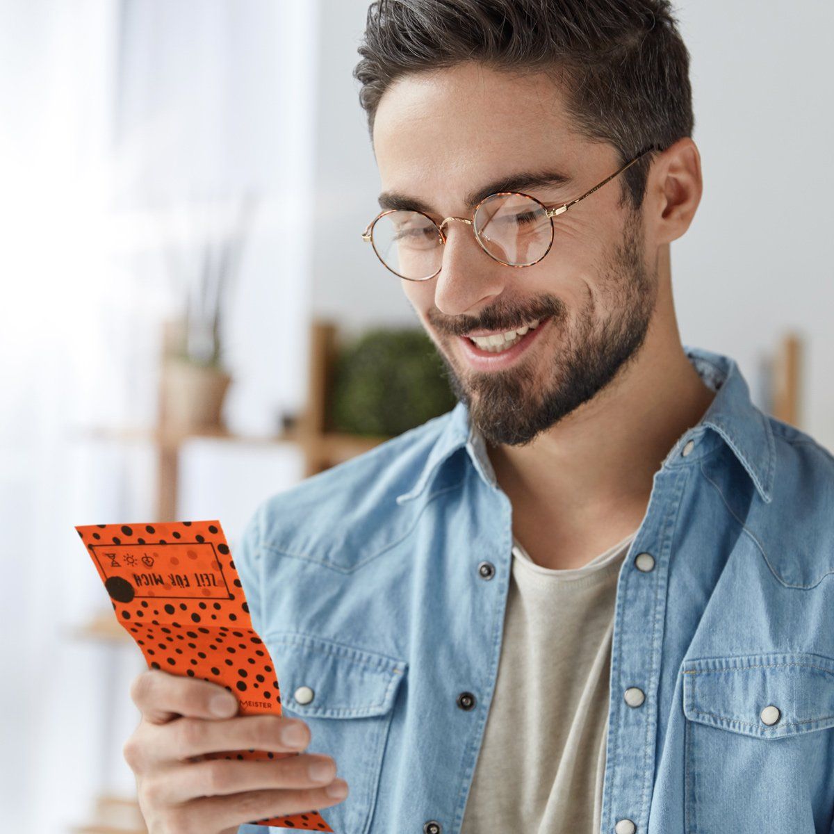 mann mit losbox von herzmeister