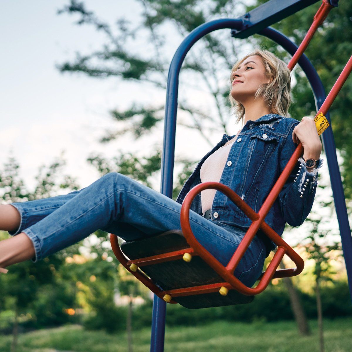frau mit geschenk von herzmeister