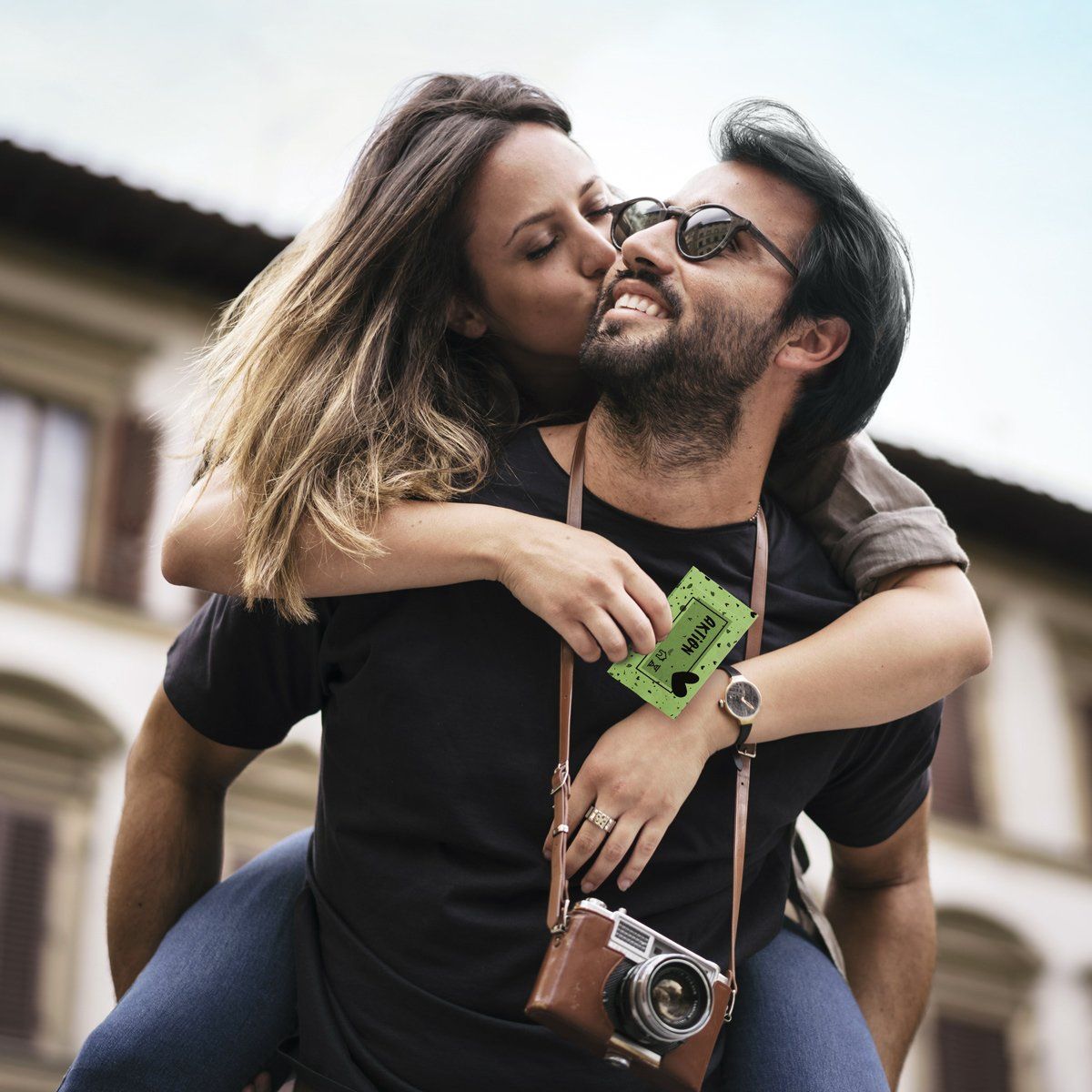 glückliches paar mit losbox von herzmeister