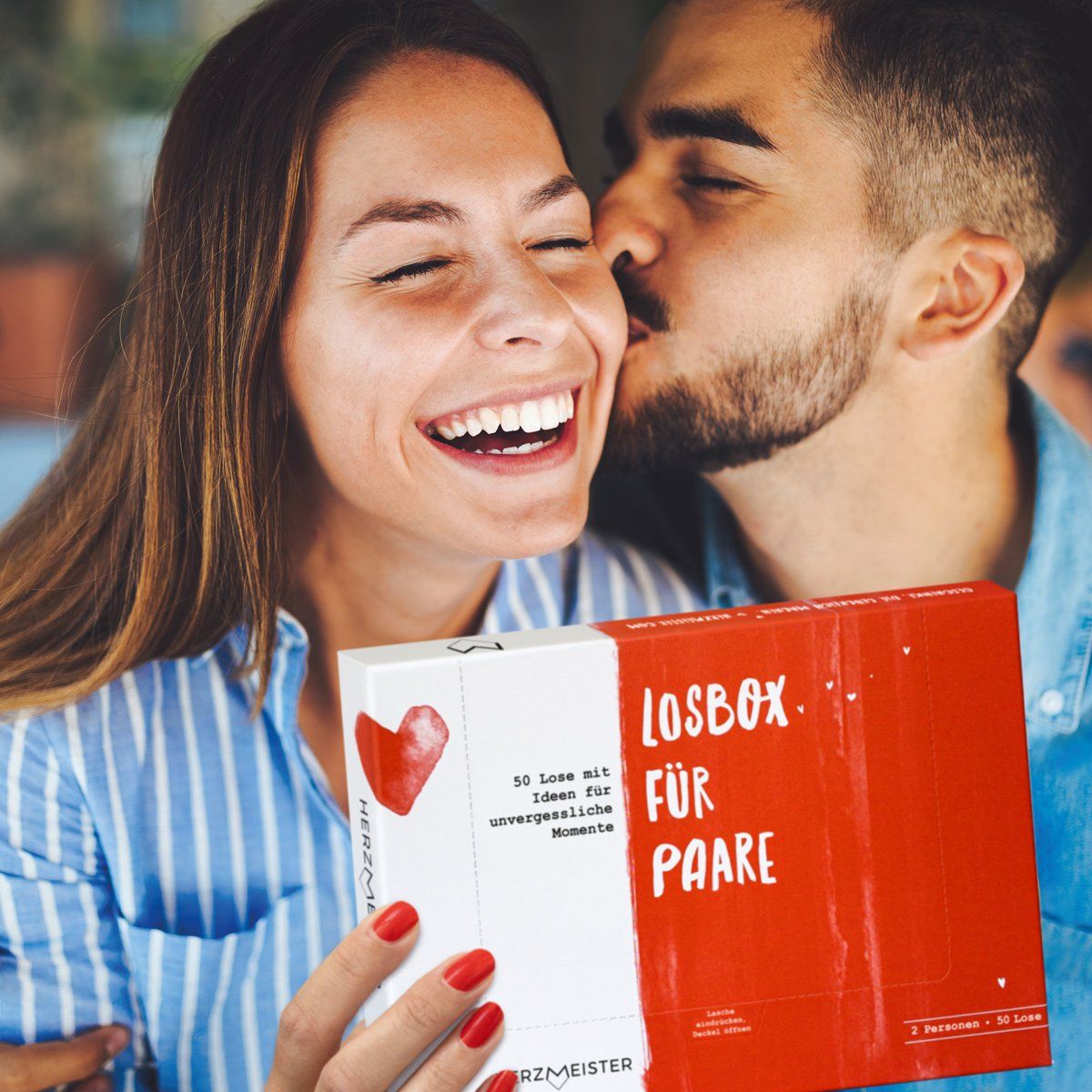 glückliches paar mit losbox von herzmeister zum valentinstag