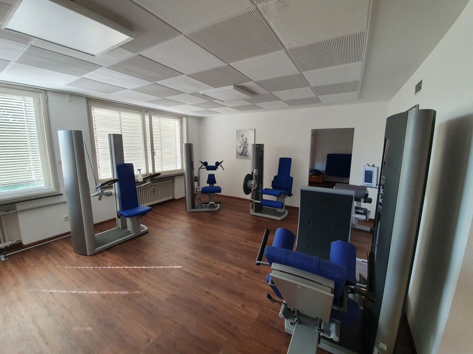 Schöner moderner Trainingsraum Trainingsraum Physiotherapiepraxis Freiburg