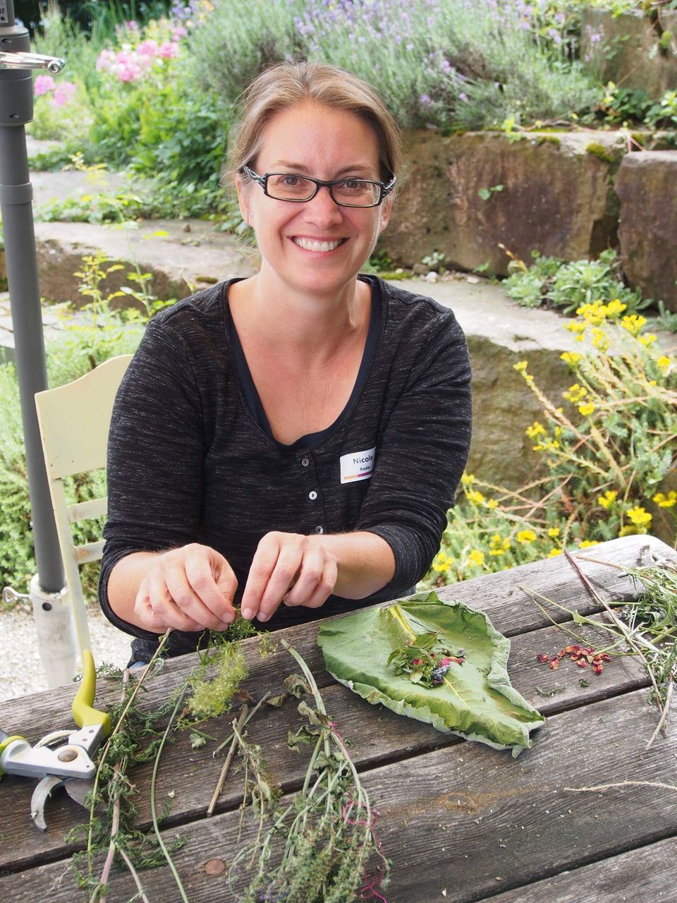 Frau beim Räucherbündel binden