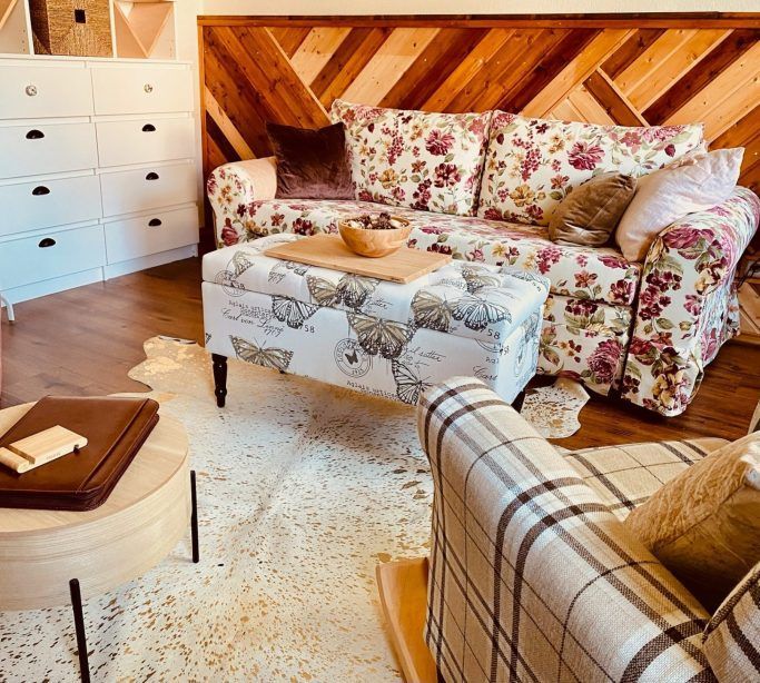 Gemütliches Zimmer mit Holzwand und bunten Möbeln