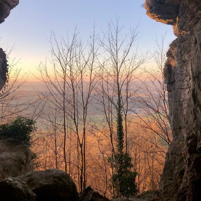 Himmel beim Sonnenuntergang gesehen aus einer Höhle