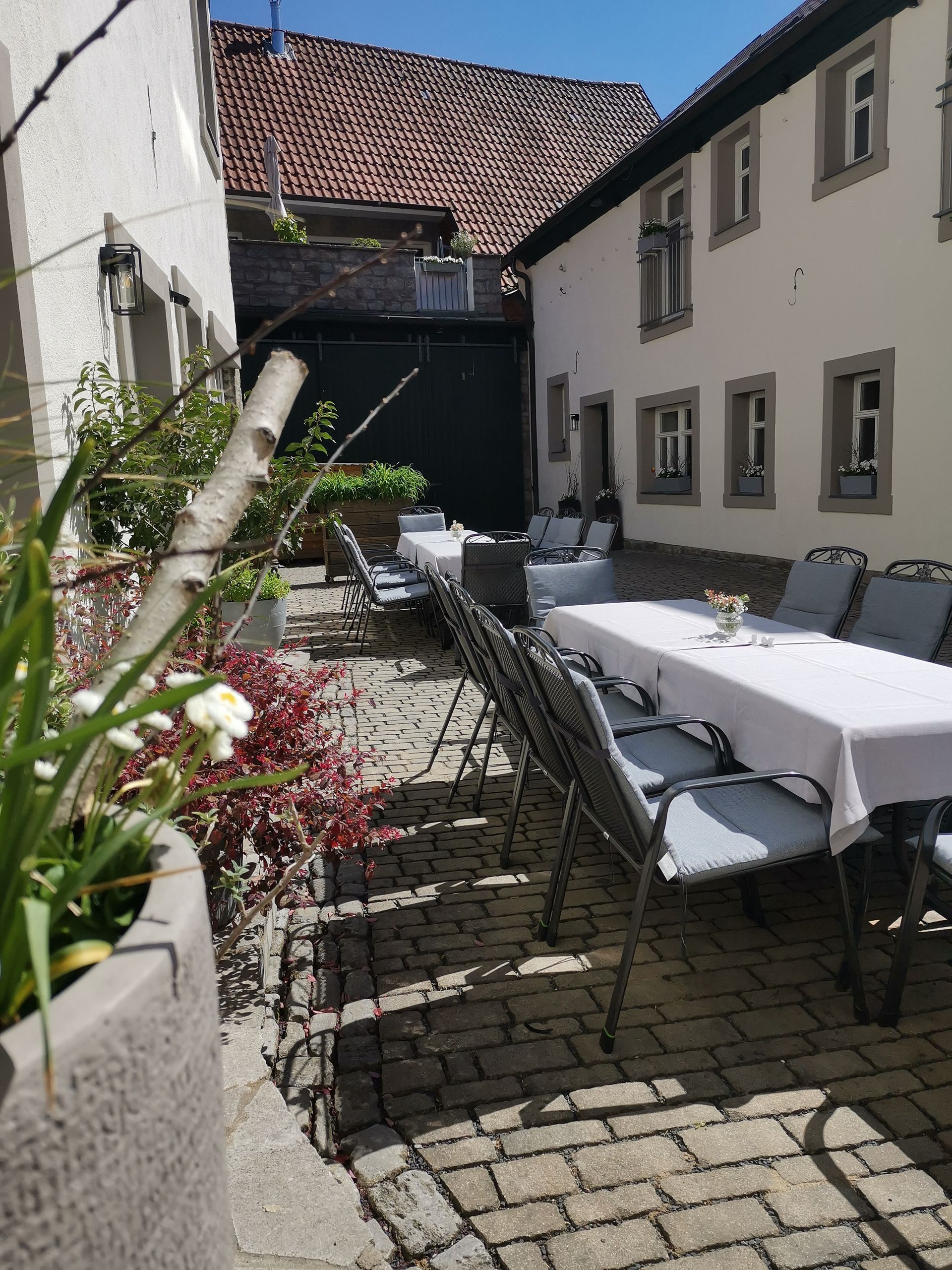 Innenhof vom Weingut & Weinstube Regie in Dettelbach. Hier kann man gemütlich sitzen, ein Glas Wein trinken und etwas leckeres fränkisches Essen.