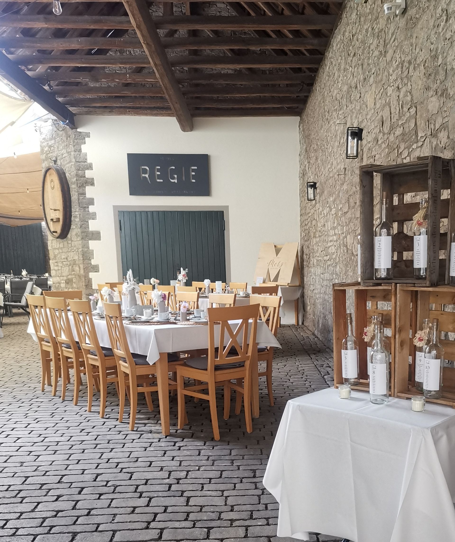 Große Tafel im Innenhof der Regie in Dettelbach. Hier kann der Abend bei einem Glas Wein und leckeren Speisen genossen werden.