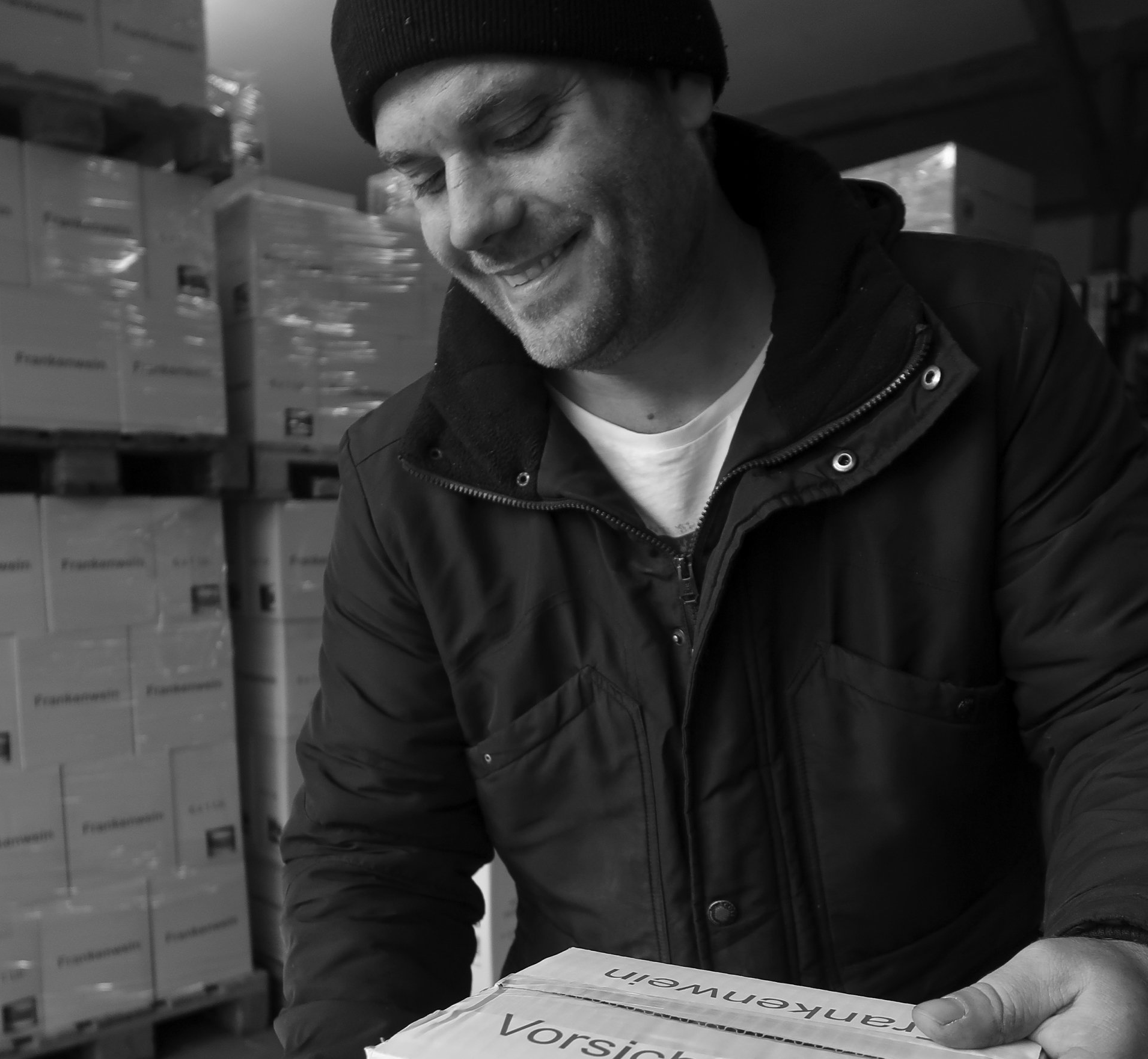 Winzer Alex beim verpacken der Weine des neuen Jahrgangs