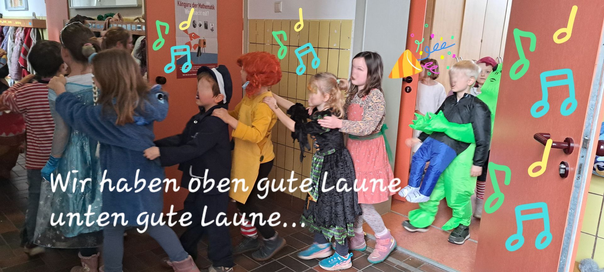 Polonaise an Fasching, Kinder laufen durch das Schulhaus