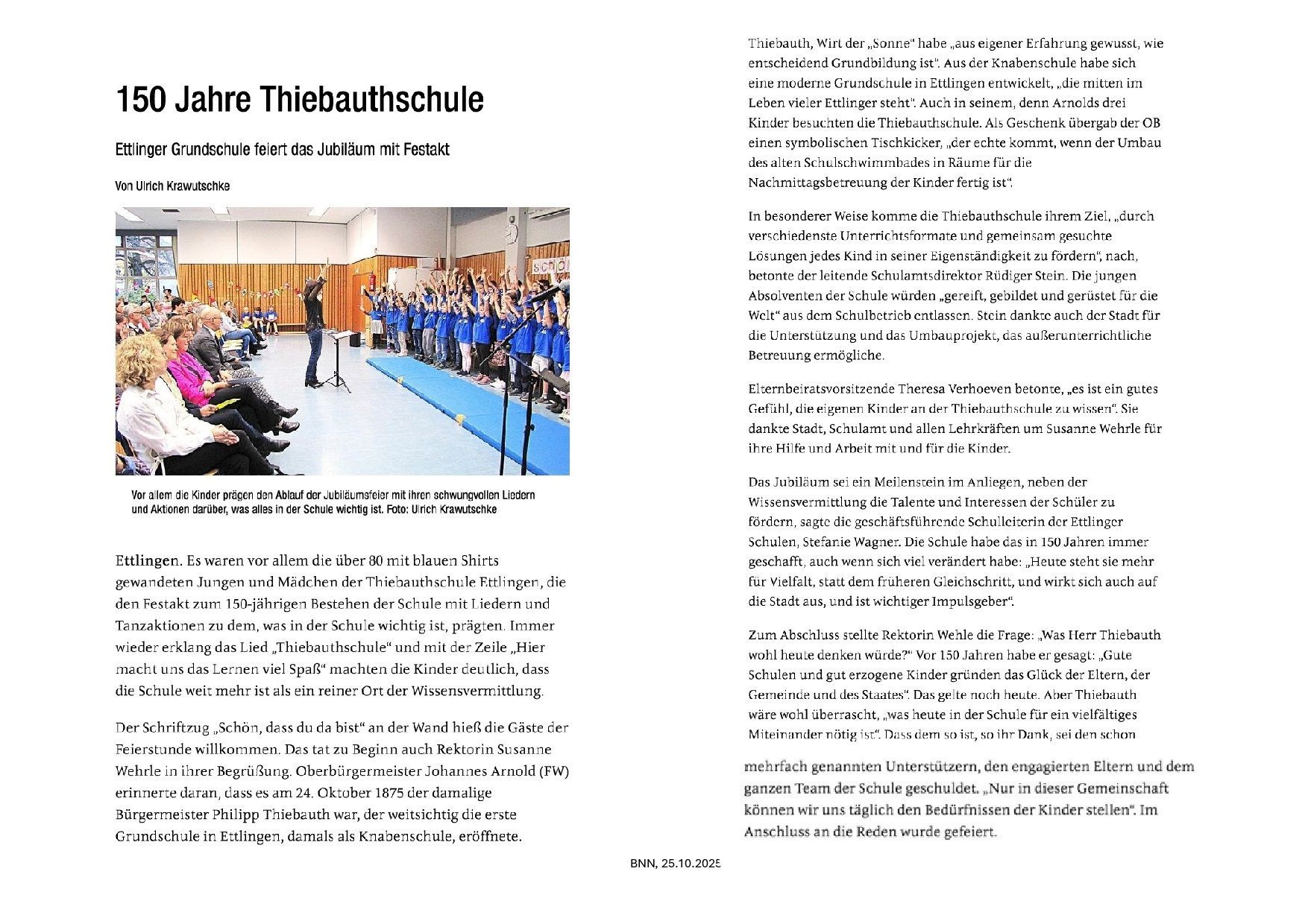 Zeitungsartikel zum Jubiläum, man sieht die Schulleitung und den Oberbürgermeister und den Chor der Schule
