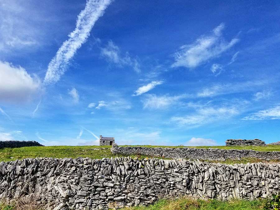 The Aran Islands' terrain, crisscrossed by stone walls, is instantly identifiable as a characteristic feature of the West of Ireland, so don't wait any longer to discover our Ireland deals. Our Ireland special deals take you to the Aran Islands, which are situated 48 kilometers from Galway Bay. These are the final lands west of Europe before reaching America. The Irish-speaking Aran Islands are well-known for their knitted jumpers, untamed terrain, and charming houses.