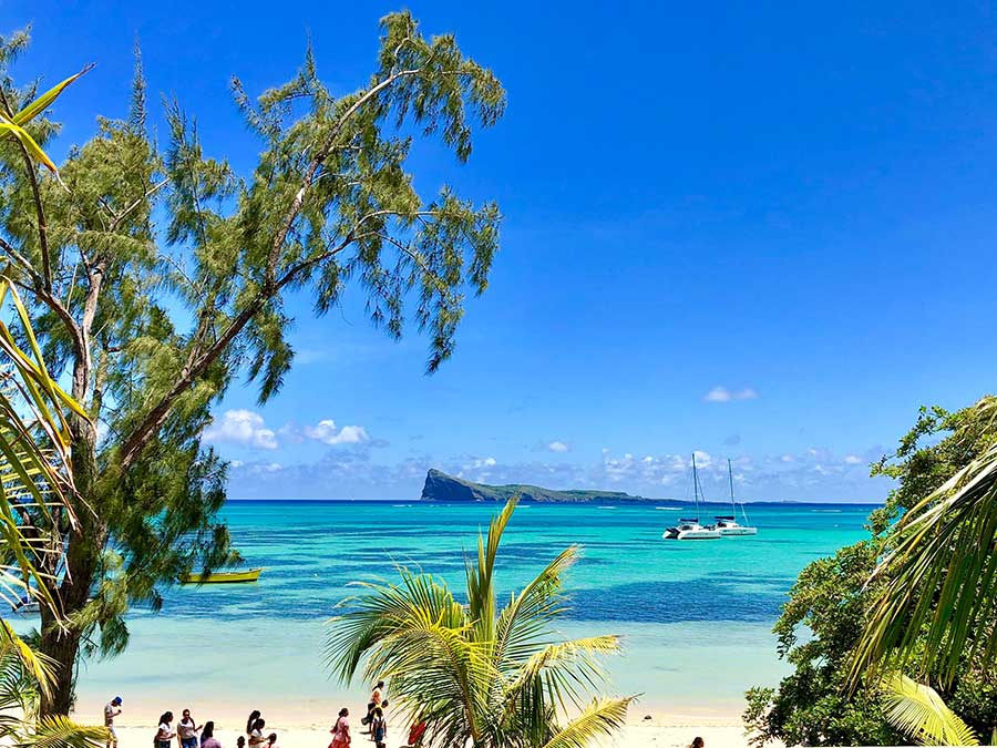 Nothing beats our vacation packages to such a wonderful spot for your body and mind, with relaxation, adventure, beach, and Spa treatments on the agenda. You have been warned, Paradise in Mauritius! Feet on the beach, sun on the horizon, laziness in a picturesque scene... If these few phrases pique your interest, allow yourself to be fascinated by an all-inclusive couple package in Mauritius.