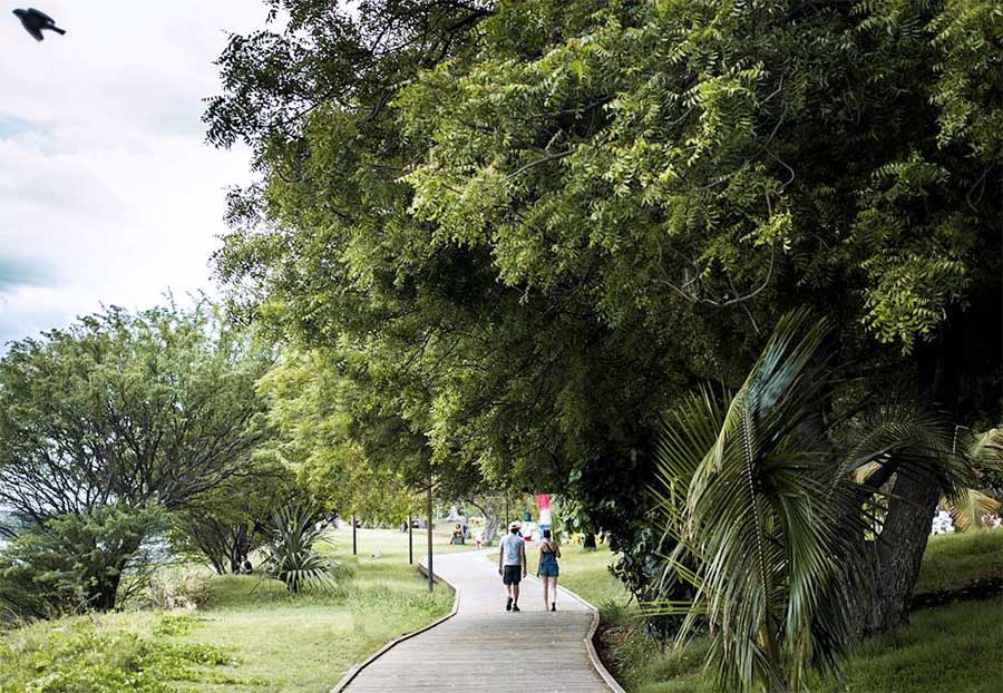 Several factors combine to make Saint Paul a pleasant destination for visitors. To begin with, the city itself is pleasant, and there are several places to explore. Furthermore, the hot and dry climate provides enough protection. Finally, its location is very advantageous for a traveler looking to explore the island. Saint Paul is the second largest city on Réunion after Saint Denis, although its land area is larger since the commune extends from the coast to about 3000 meters above sea level. Despite its size and location, it is a true powerhouse where many activities are concentrated.