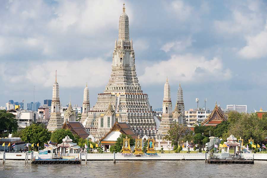 The Wat Arun temple, a genuine grandeur of history and architecture, is inevitable to see as part of your cheap holiday package, and is situated in the Bangkok Yai district, on the right bank of the Chao Phraya river. Do you intend to book an all-inclusive holiday package with Quintrip? Then it was difficult to reach the stalemate on the temple Wat Arun, also known as the Temple of the Dawn.