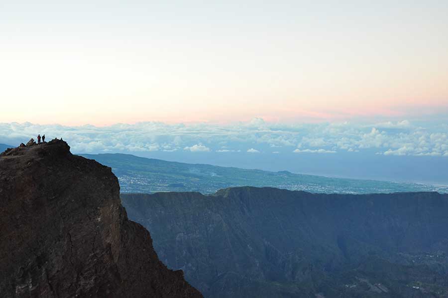 Piton des Neiges, Reunion Island Take advantage of our Cheap package to Reunion to visit Piton des Neiges, Reunion Island's higher peak. It is located in the centre of the island, surrounded by Mafate Circus, Salazie, and Cilaos.