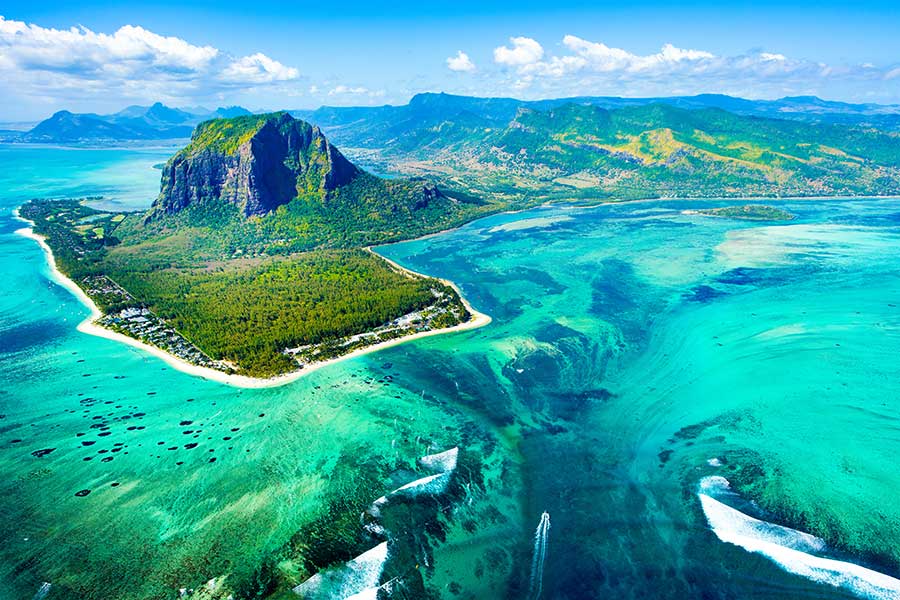 Today we buckle our belts towards a small paradise on Earth: Mauritius. A guaranteed favorite