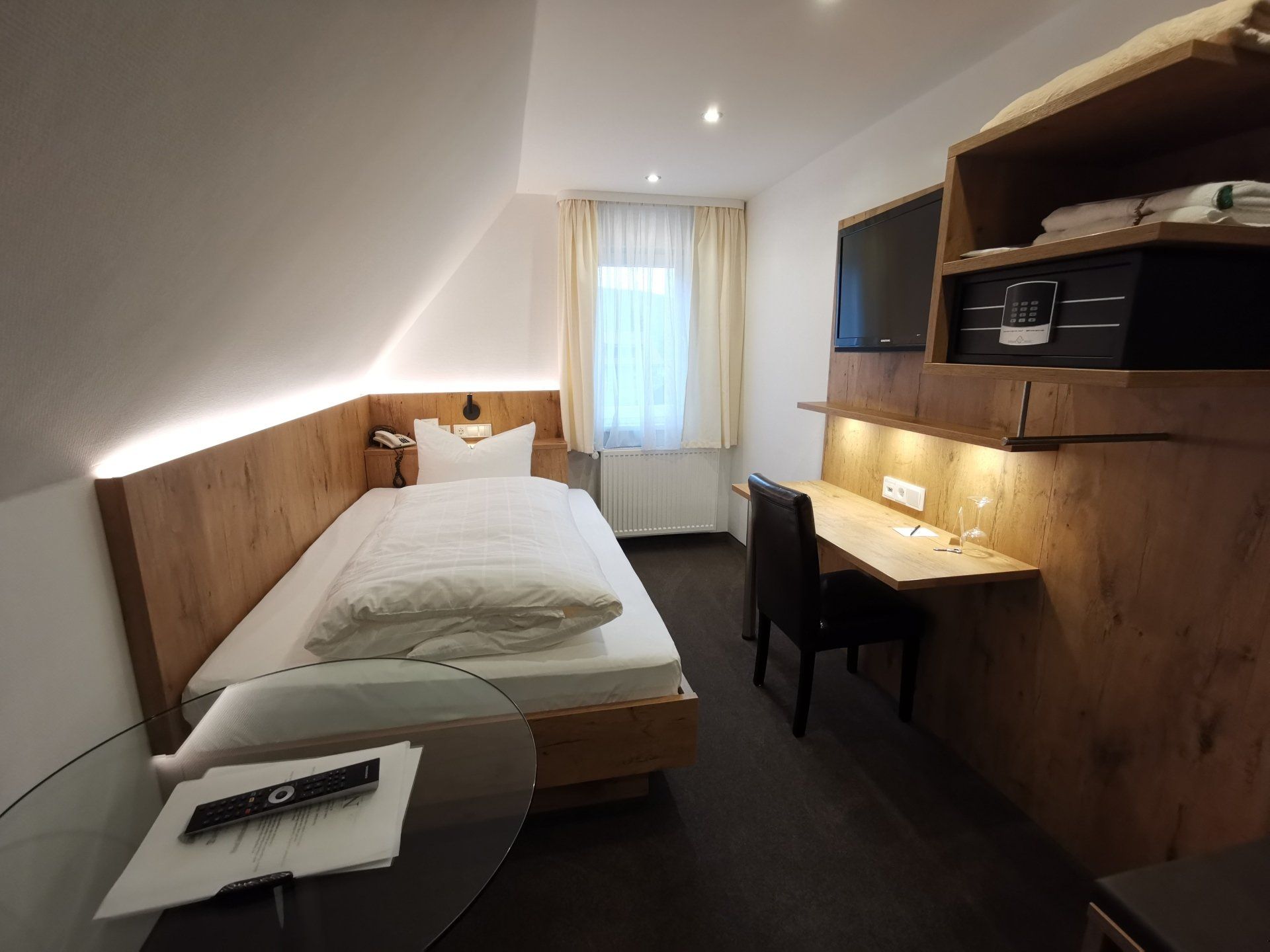 Gemütliches Einzelzimmer im Hotel Dorflinde mit Schreibtisch