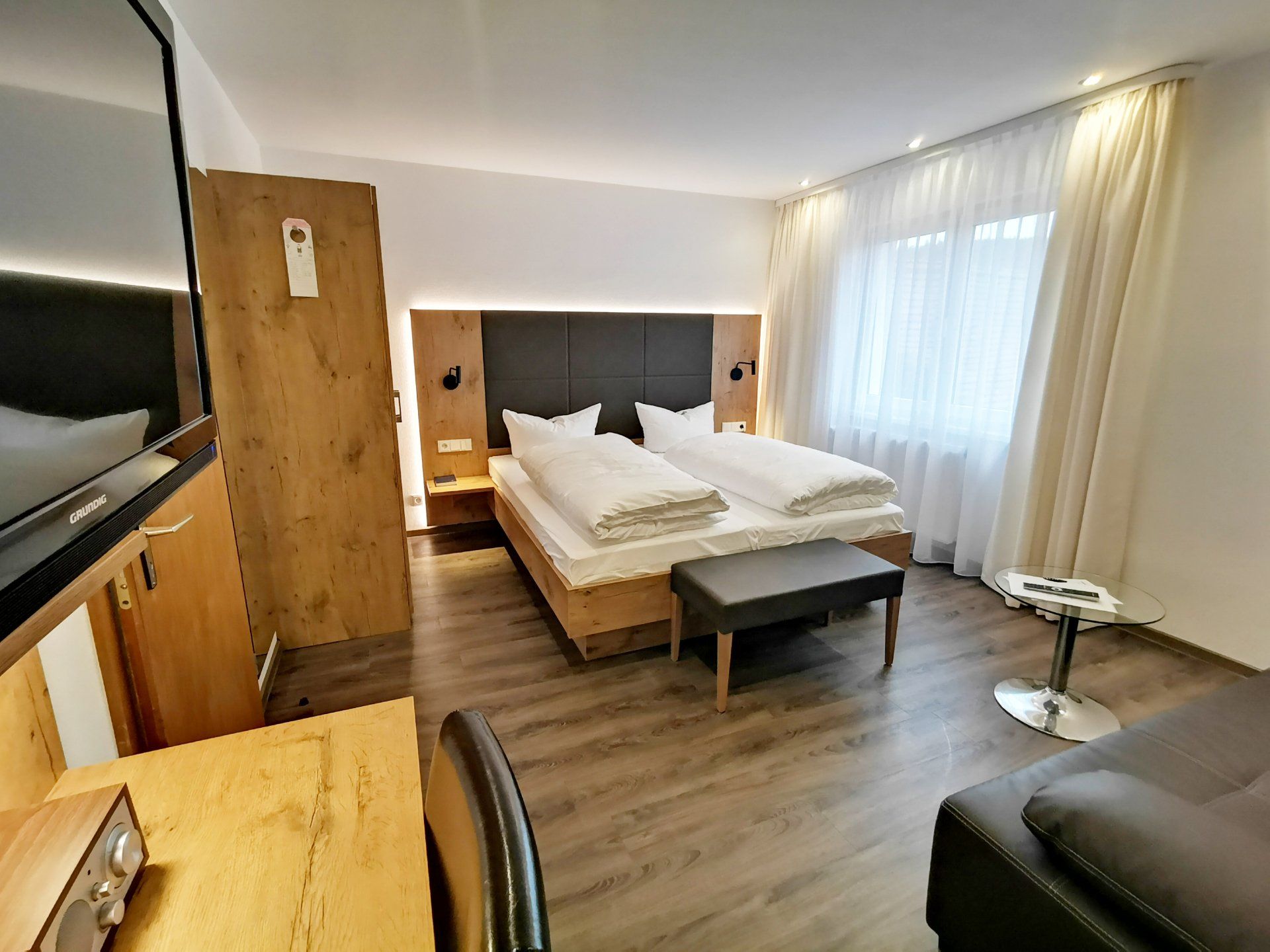 Helles Doppelzimmer im Hotel Dorflinde mit Blick ins Grüne