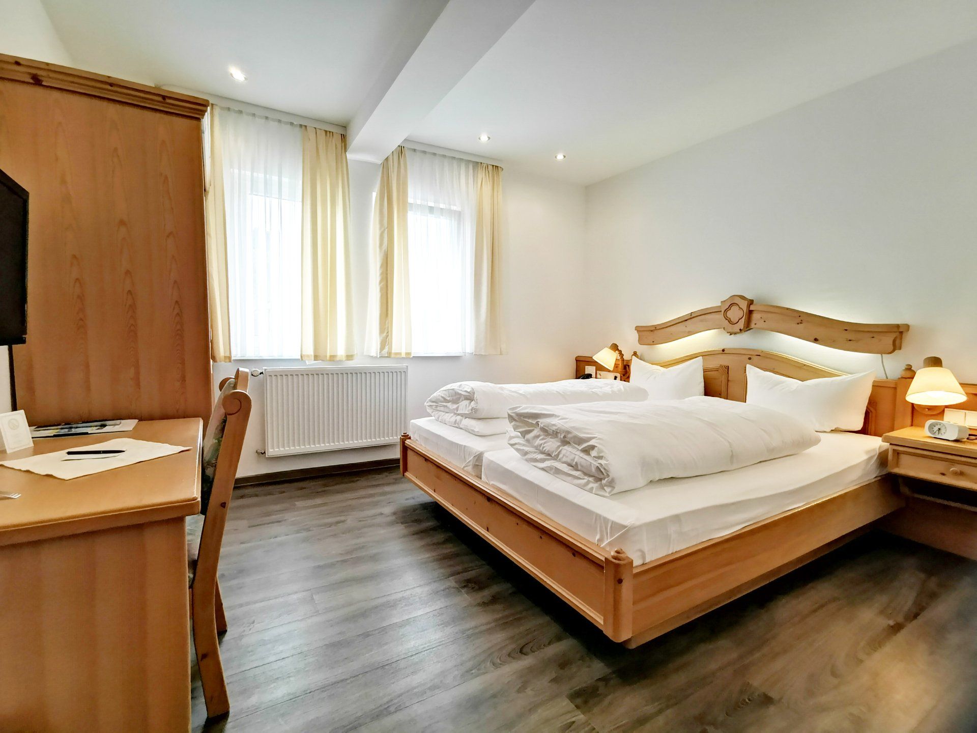 Helles Doppelzimmer im Hotel Dorflinde mit Blick ins Grüne