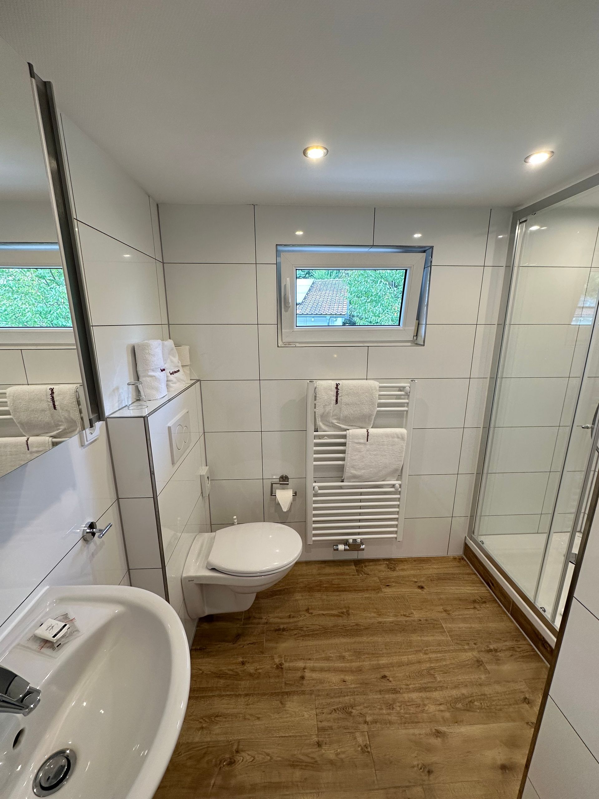 Modernes Bad mit Dusche im 3-Sterne-Superior Hotel Dorflinde