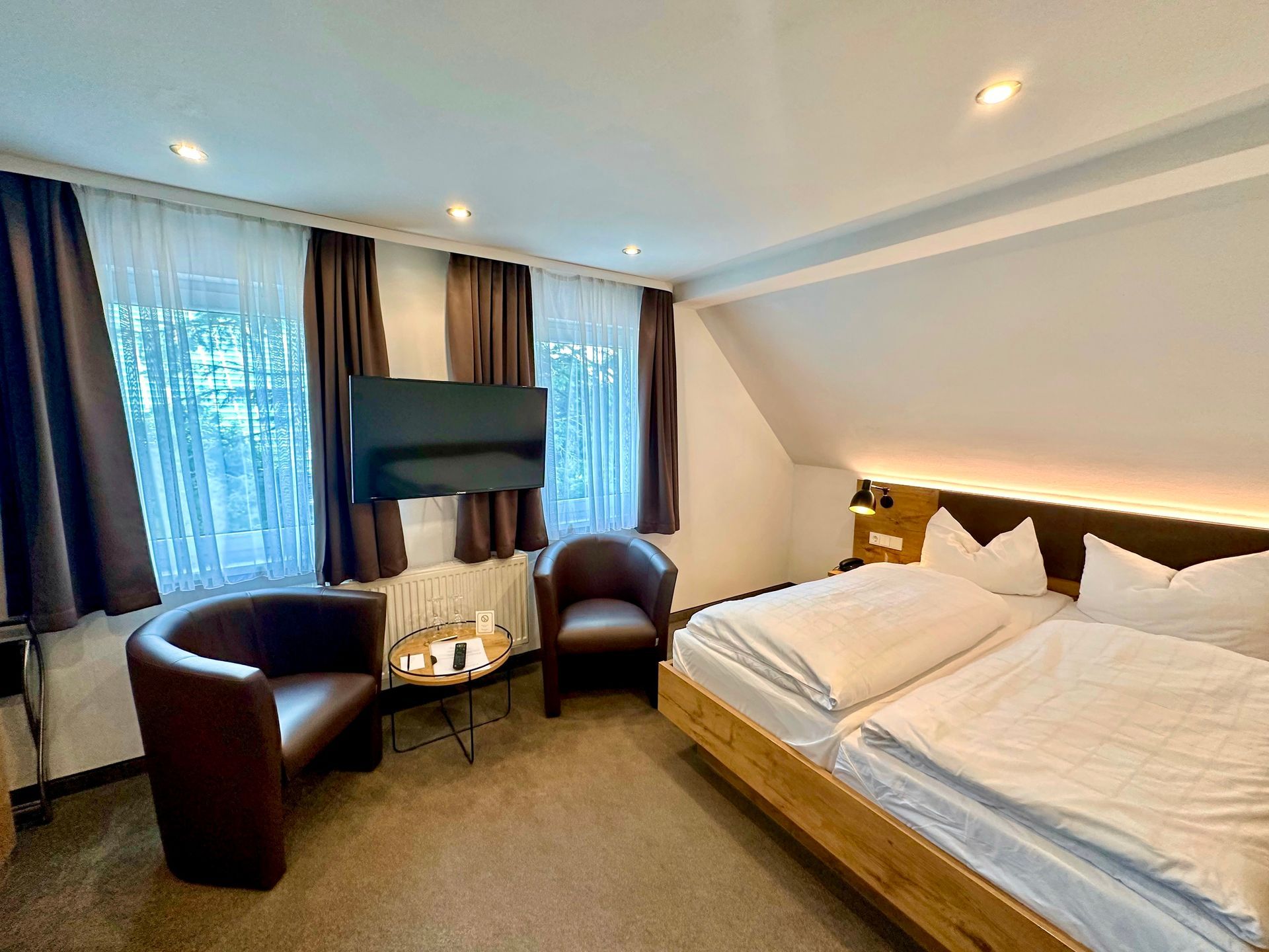 Helles Doppelzimmer im Hotel Dorflinde mit Blick ins Grüne