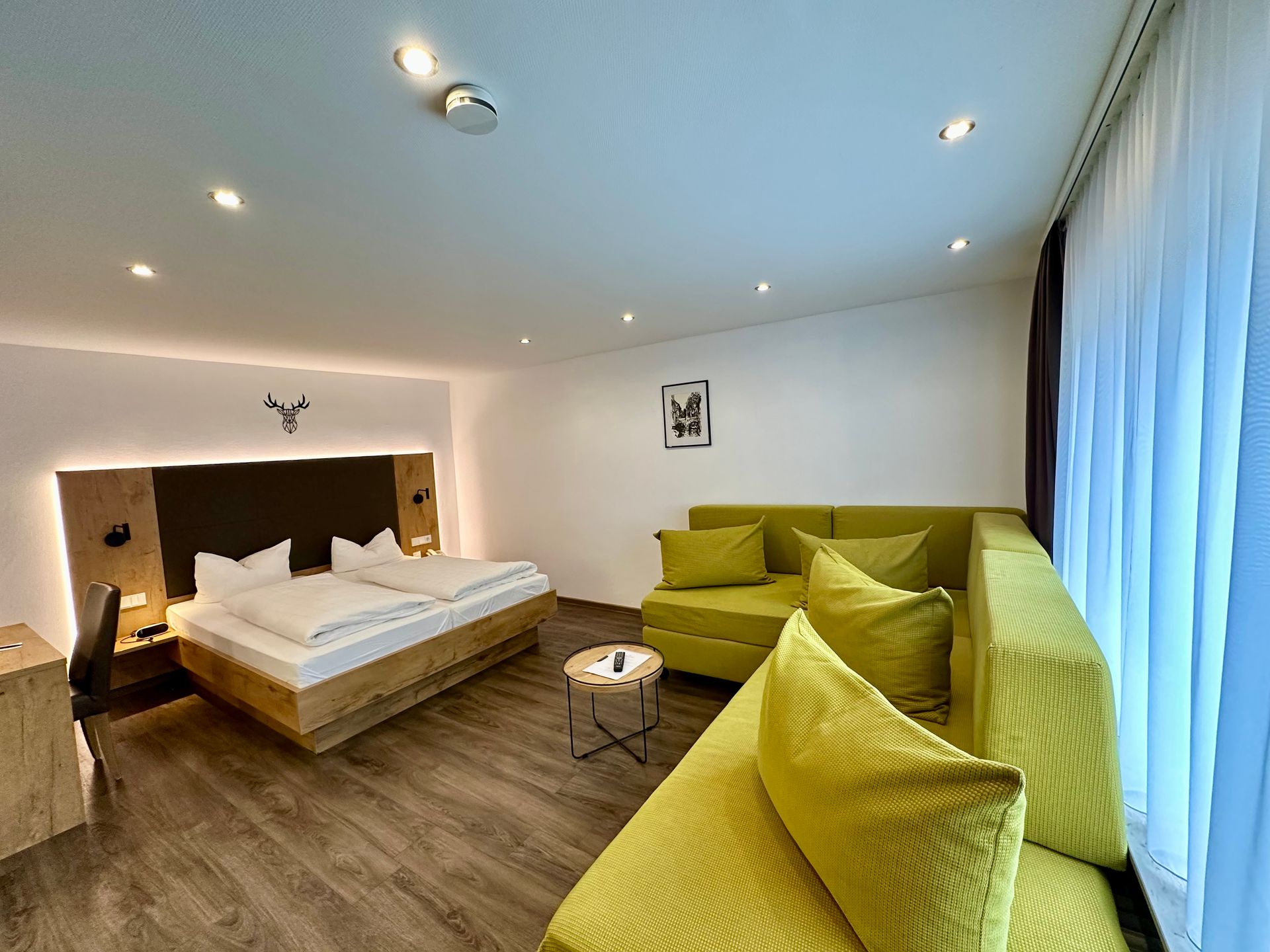 Helles Doppelzimmer im Hotel Dorflinde mit Blick ins Grüne