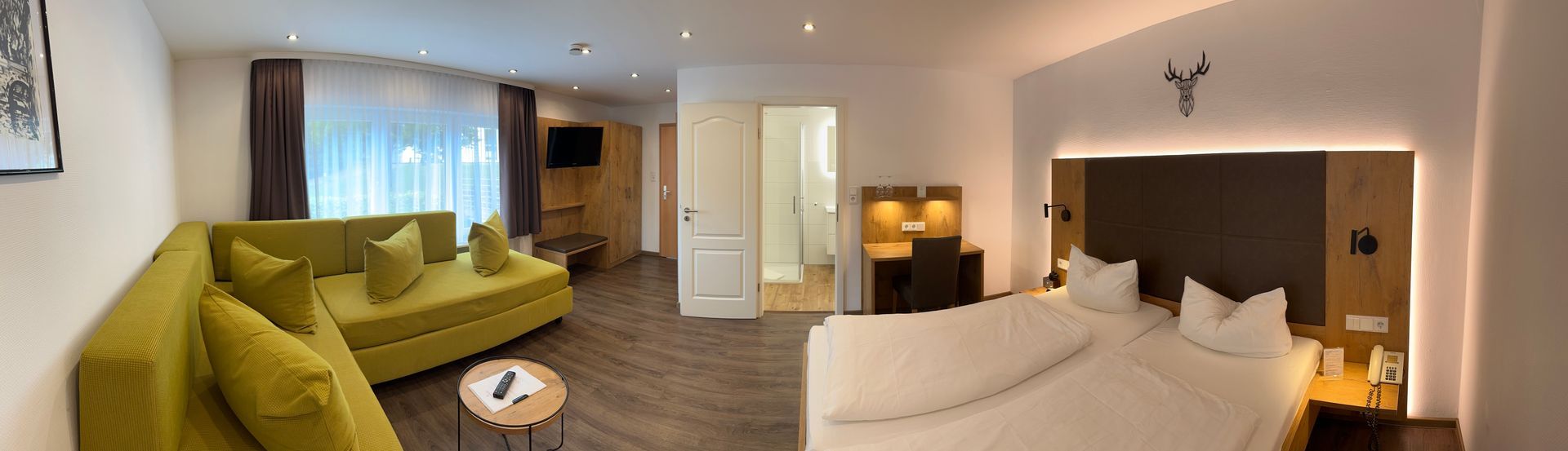 Doppelzimmer im Hotel Dorflinde mit Blick ins Grüne