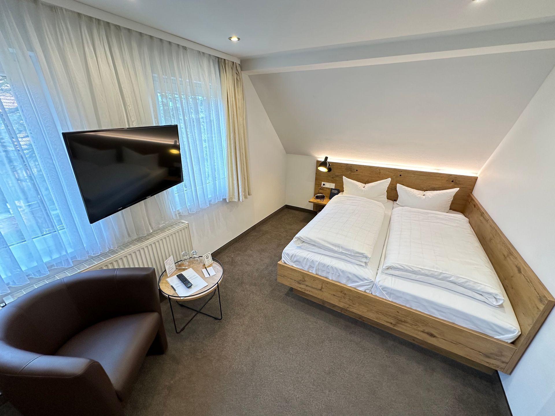 Helles Doppelzimmer im Hotel Dorflinde mit Blick ins Grüne