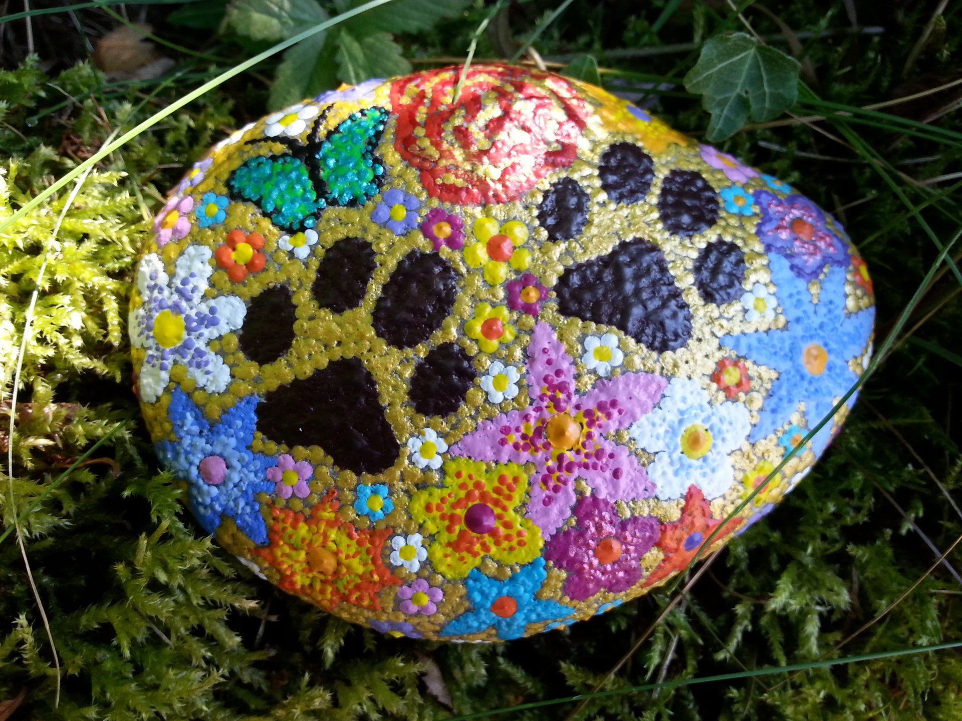 Pfotenabdrücke in schwarz auf gold