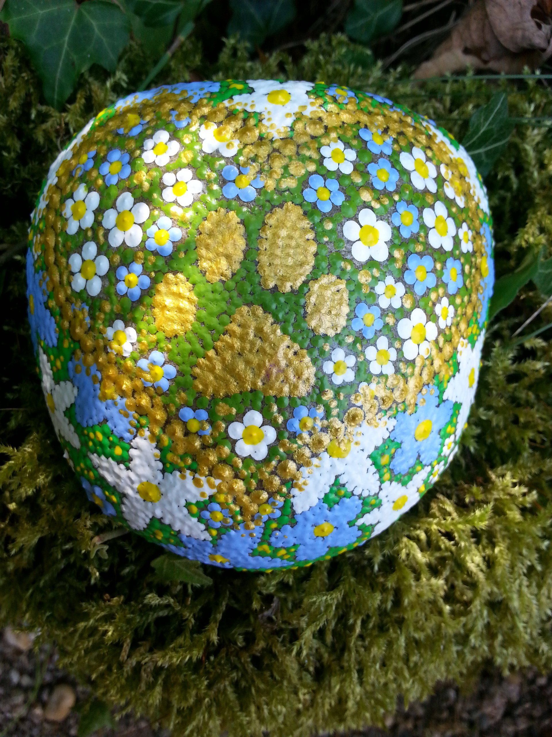 Goldener Pfotenabdruck im goldenen Herz