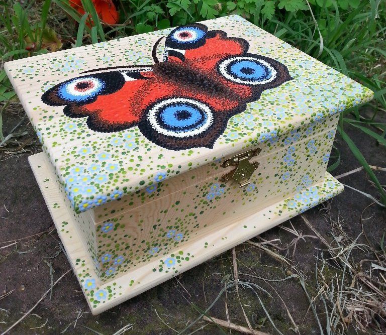 Großes Pfauenauge auf Deckel