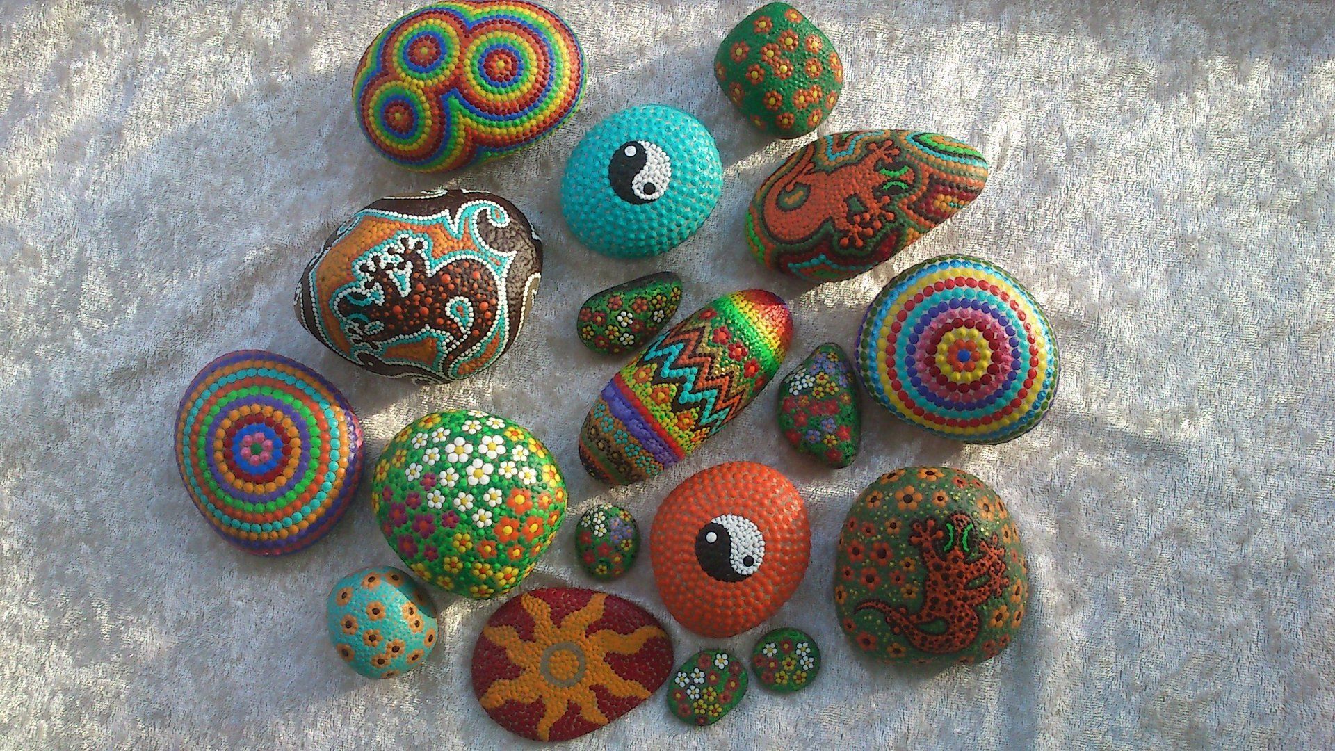 Handbemalte Steine verschiedenen Größen verschiedenen Motiven