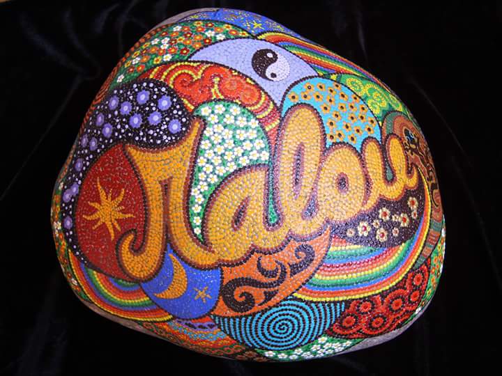 Bunter Gedenkstein, Schriftzug Malou