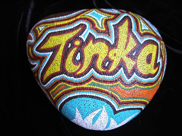 Gedenkstein in Erdtönen mit Schriftzug Tinka