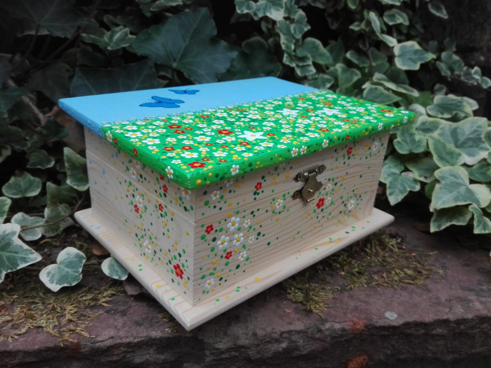 Korpus naturbelassen mit kleinen Blümchen