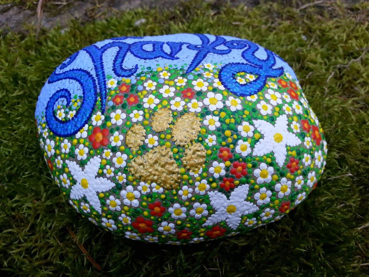 und goldenem Pfotenabdruck