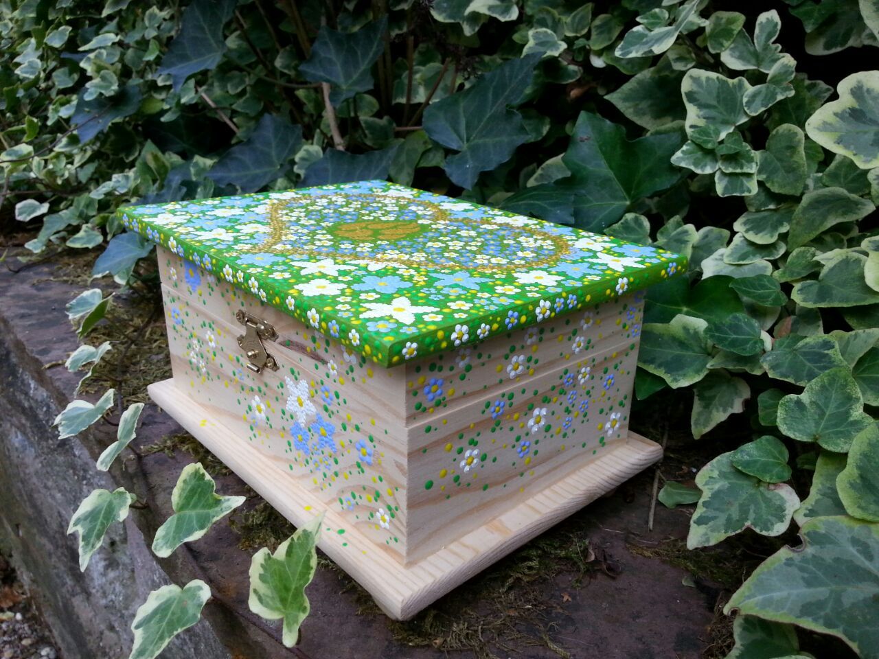 Korpus naturbelassen mit Blümchen in