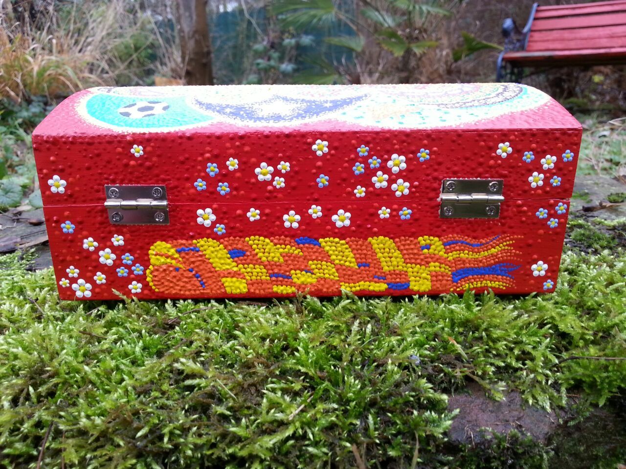 rot grundiert und kleine Blüten