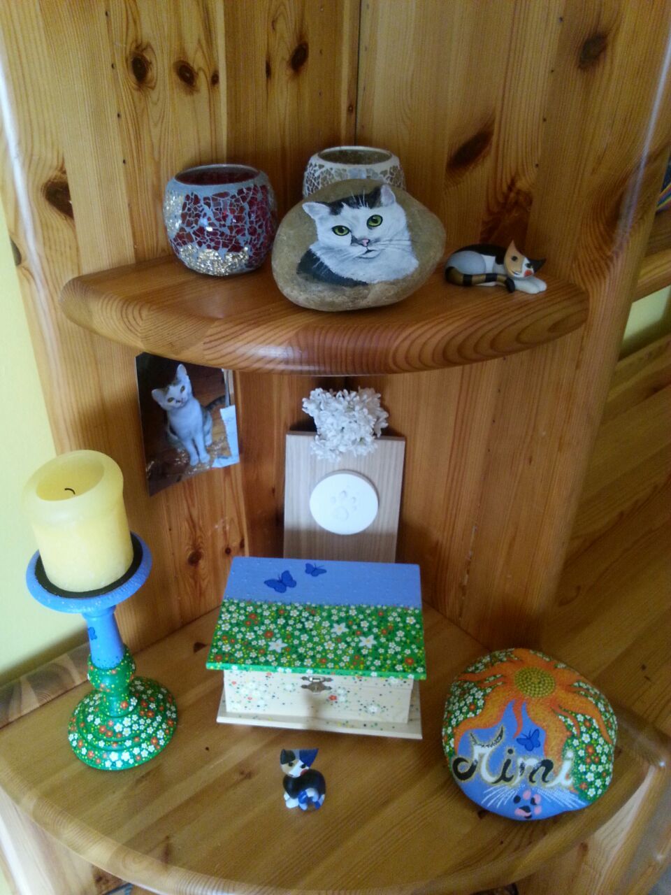 im Regal mit Kerzen und Bilder