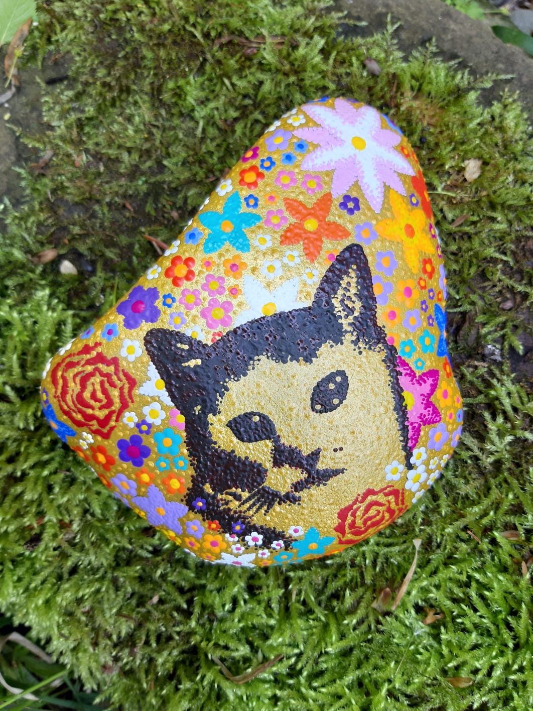 Hintergrund gold, Silhouette dunkel und bunte Blüten